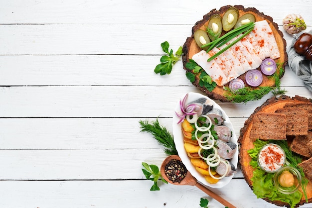 farebné jedlo na tanieri